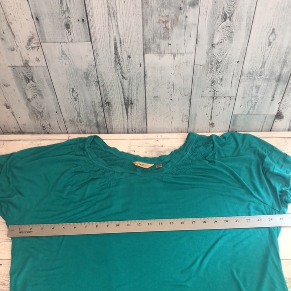 Motto Green V-Neck Top 1X - Picture 5 of 7
